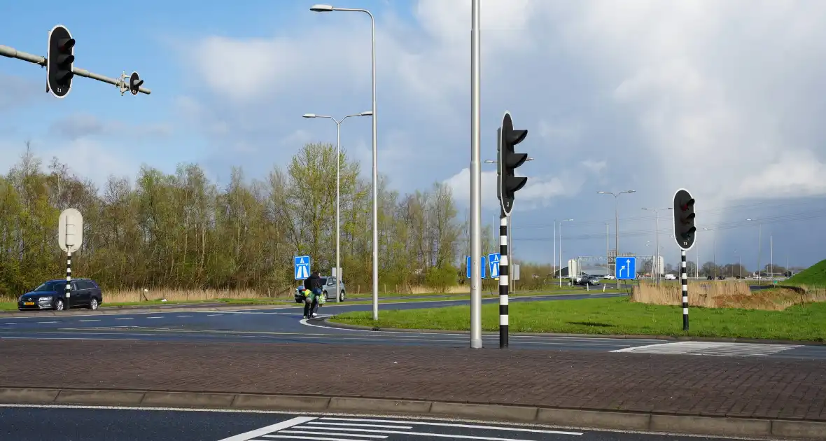 Voorbijganger grijpt in als man snelweg wil op fietsen - Foto 2