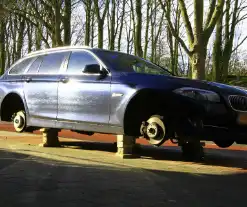 Velgen worden van auto gejat, auto blijft achter