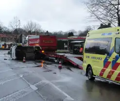 Bestelbus gelanceerd bij botsing en belandt op zijkant