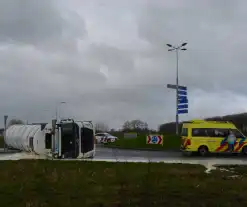 Vrachtwagen met melk kantelt