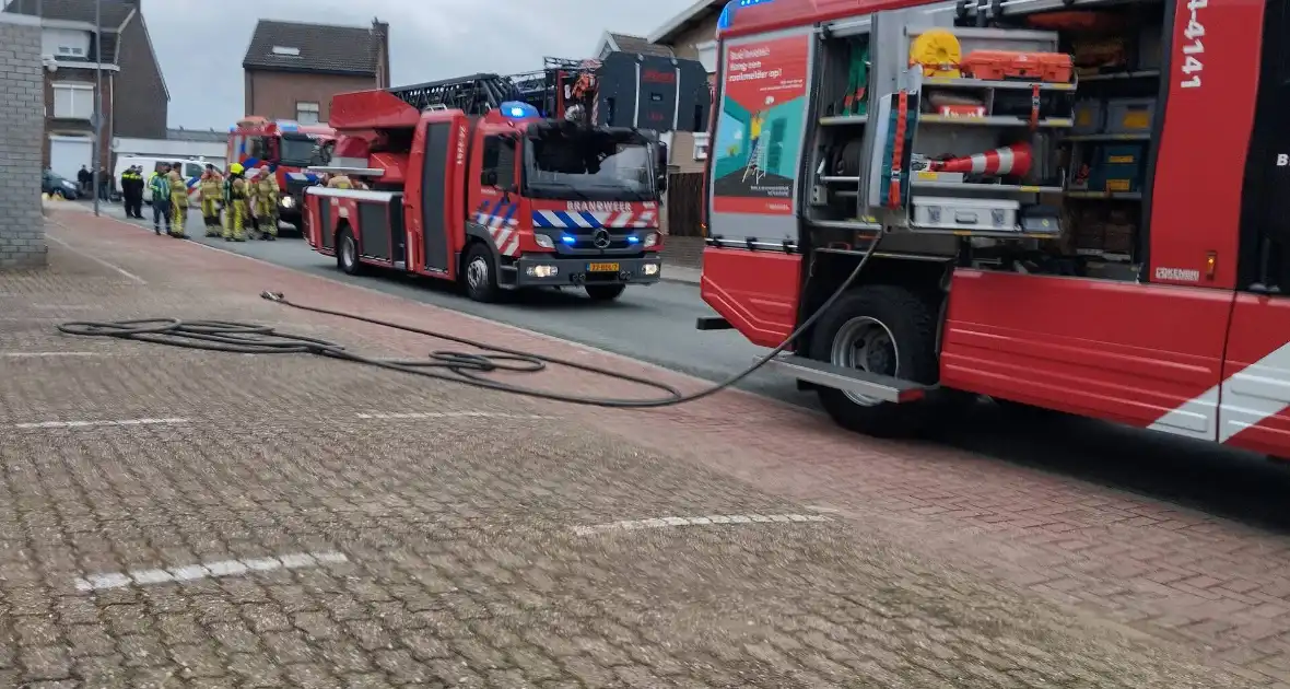 Veel rookontwikkeling bij schoorsteen van ventilatiebedrijf - Foto 1