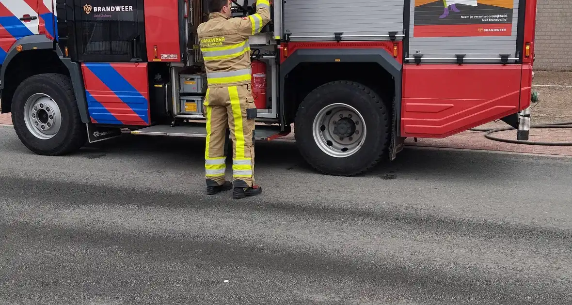 Veel rookontwikkeling bij schoorsteen van ventilatiebedrijf - Foto 2