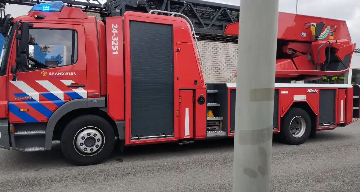 Veel rookontwikkeling bij schoorsteen van ventilatiebedrijf - Foto 3