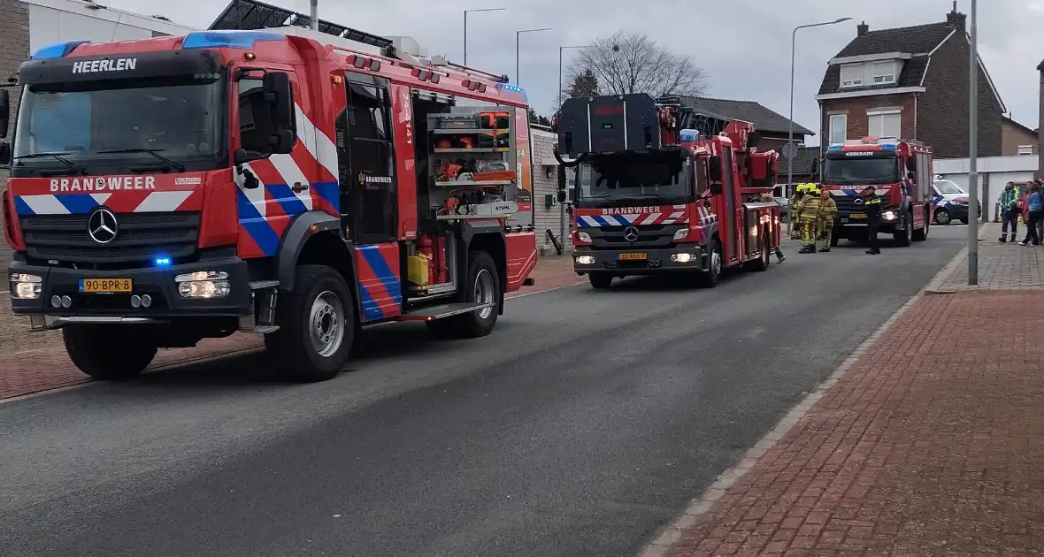 Veel rookontwikkeling bij schoorsteen van ventilatiebedrijf - Foto 4