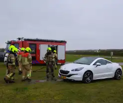 Brand in sportauto onder motorkap