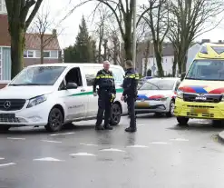 Agente gewond nadat bestelbus op politieauto inrijdt