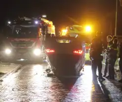 Auto vliegt over de kop bestuurder raakt gewond