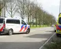Automobilist ziet scooterrijder over het hoofd op rotonde