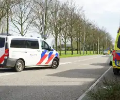 Automobilist ziet scooterrijder over het hoofd op rotonde