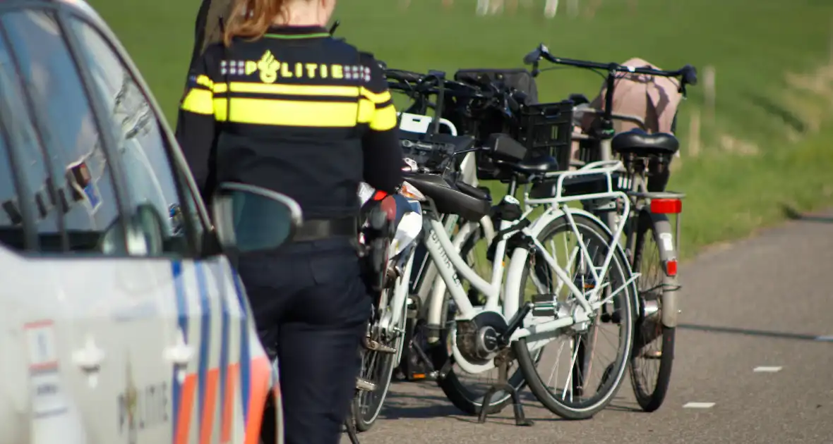 Meerdere fietsers onderuit na botsing met crossbrommer - Foto 2