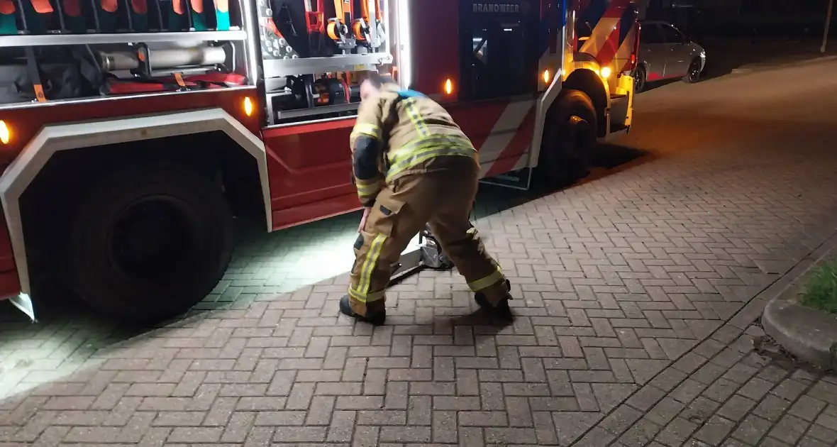 Brandweer forceert deur open vanwege incident in woning - Foto 1