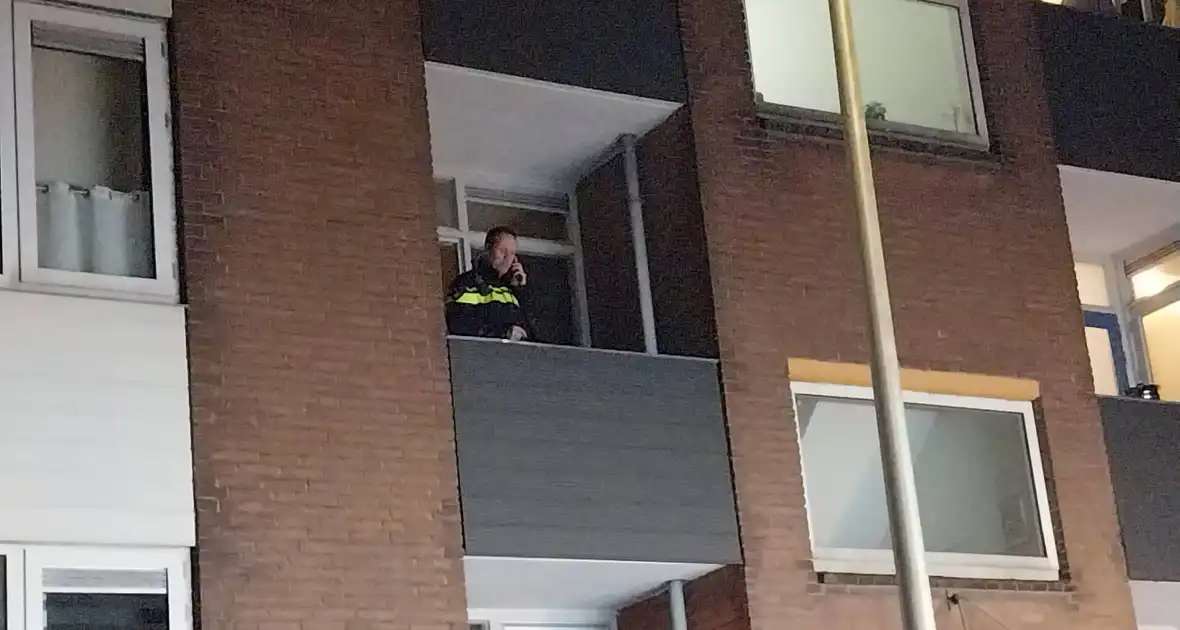 Brandweer forceert deur open vanwege incident in woning - Foto 3