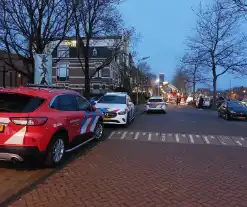 Bewoners met hoogwerker van balkons gehaald bij brand