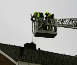 Brandweer veegt schoorsteen vanwege brand