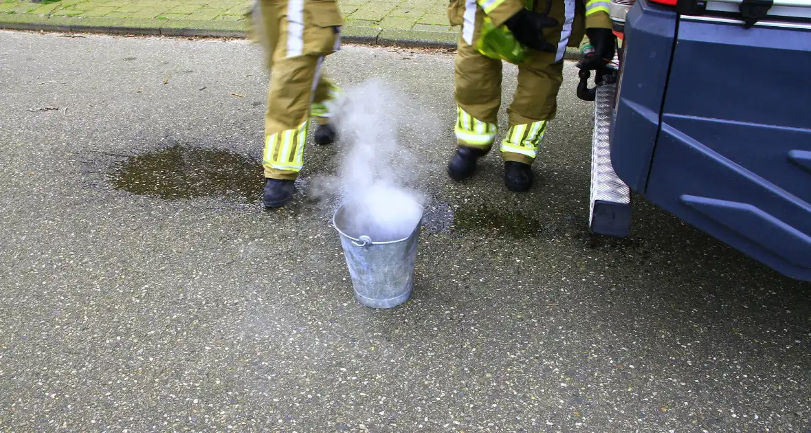 Brandweer veegt schoorsteen vanwege brand - Foto 6