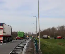 Snelweg afgesloten wegens gebroken arm van hoogspanningsmast