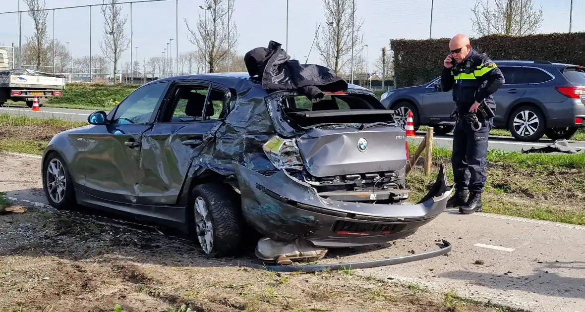 Bestuurder van bestelbus knalde op een auto met pech