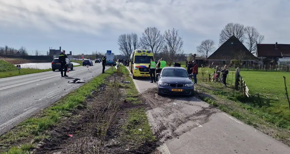 Bestuurder van bestelbus knalde op een auto met pech - Foto 1