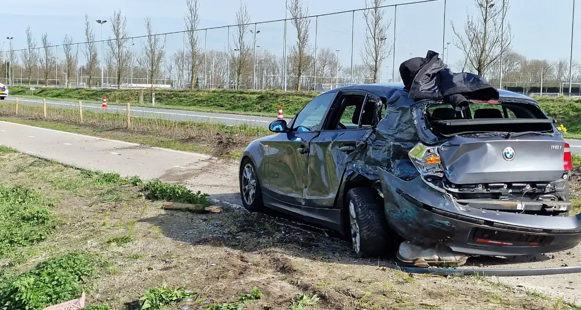 Bestuurder van bestelbus knalde op een auto met pech - Foto 3