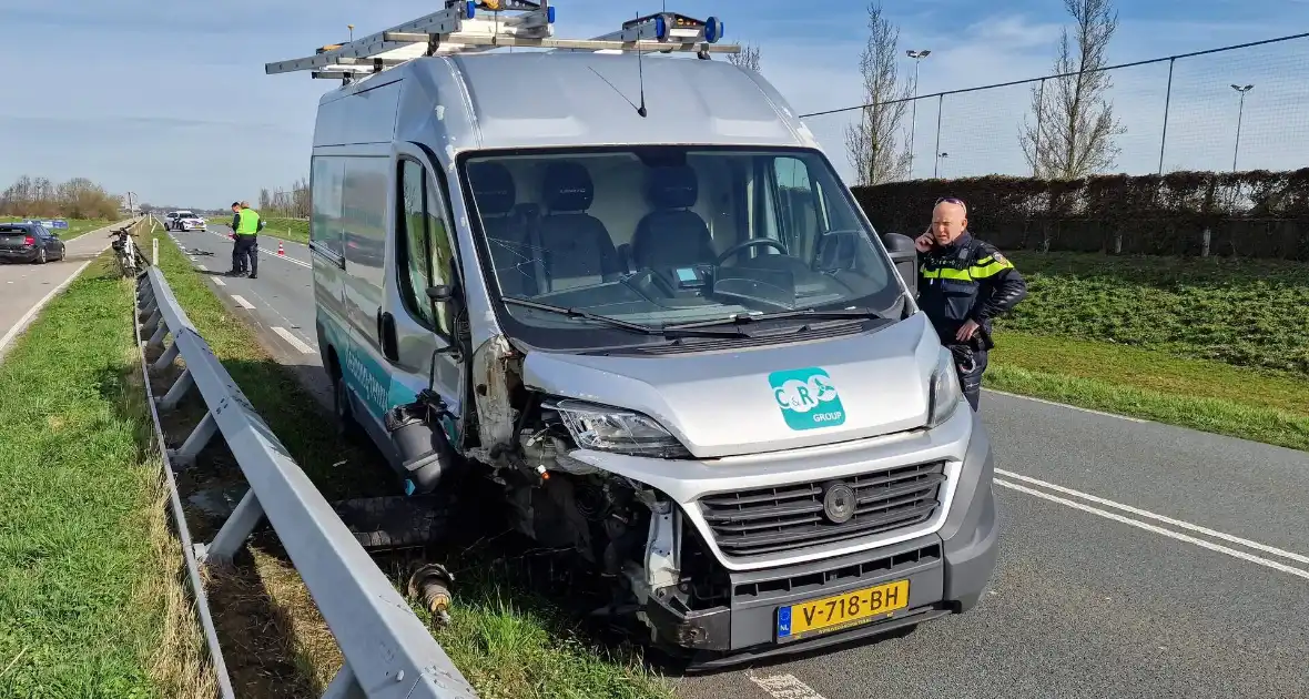 Bestuurder van bestelbus knalde op een auto met pech - Foto 4