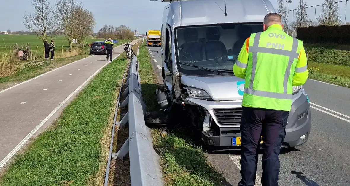 Bestuurder van bestelbus knalde op een auto met pech - Foto 5