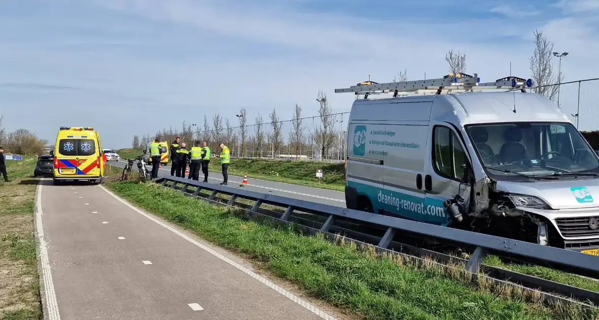 Bestuurder van bestelbus knalde op een auto met pech - Foto 6