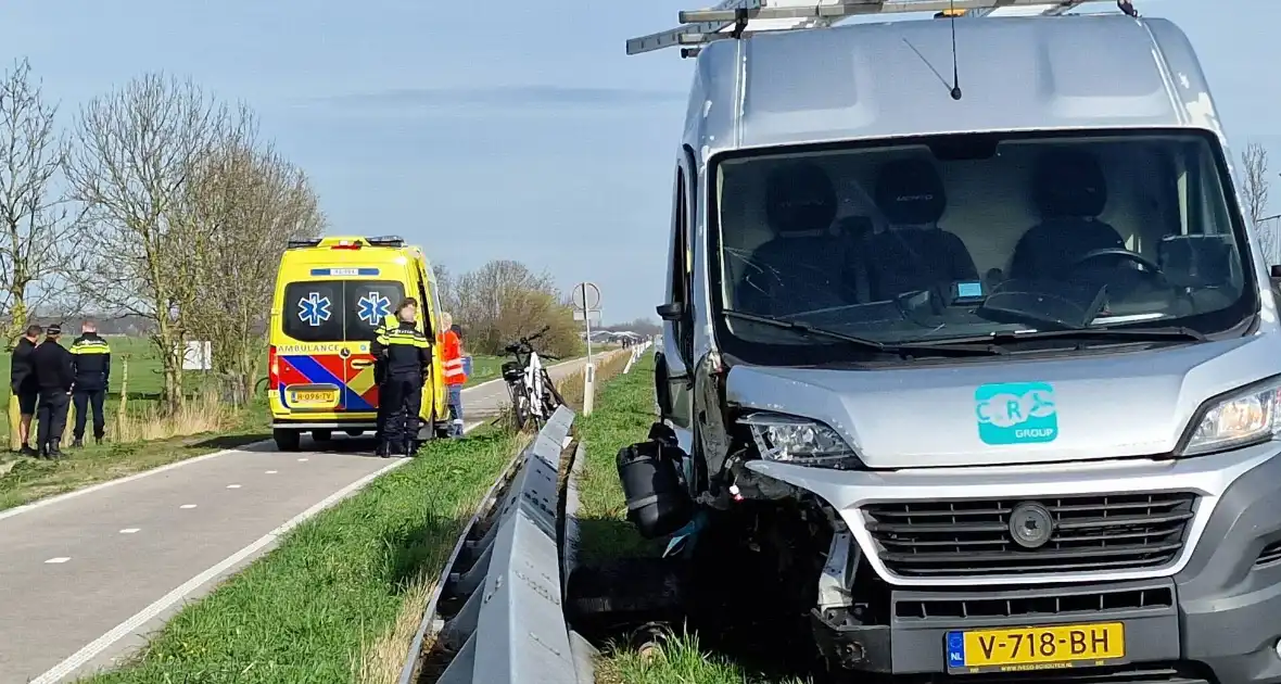 Bestuurder van bestelbus knalde op een auto met pech - Foto 7