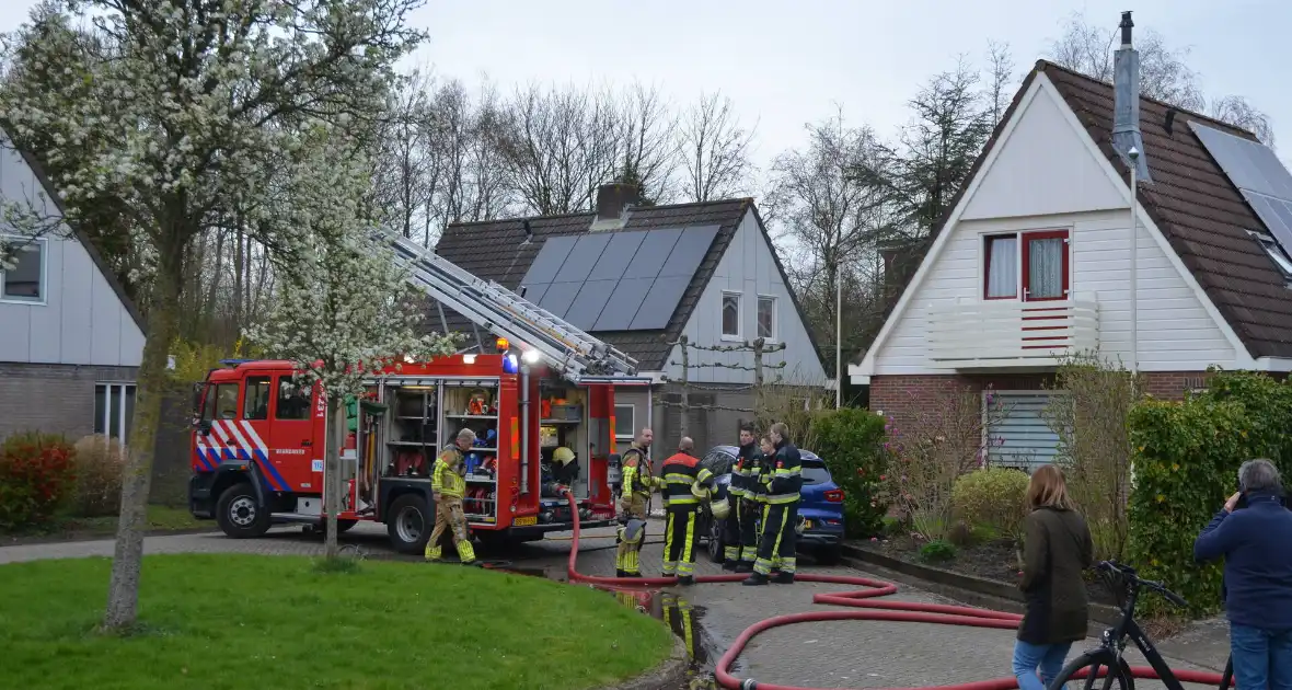 Brandweer ingezet voor brand in nok van dak - Foto 4