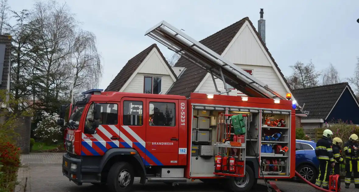 Brandweer ingezet voor brand in nok van dak - Foto 5