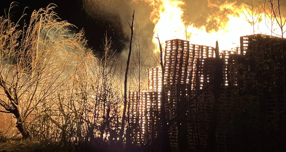 Enorme brand bij pallet opslag - Foto 1