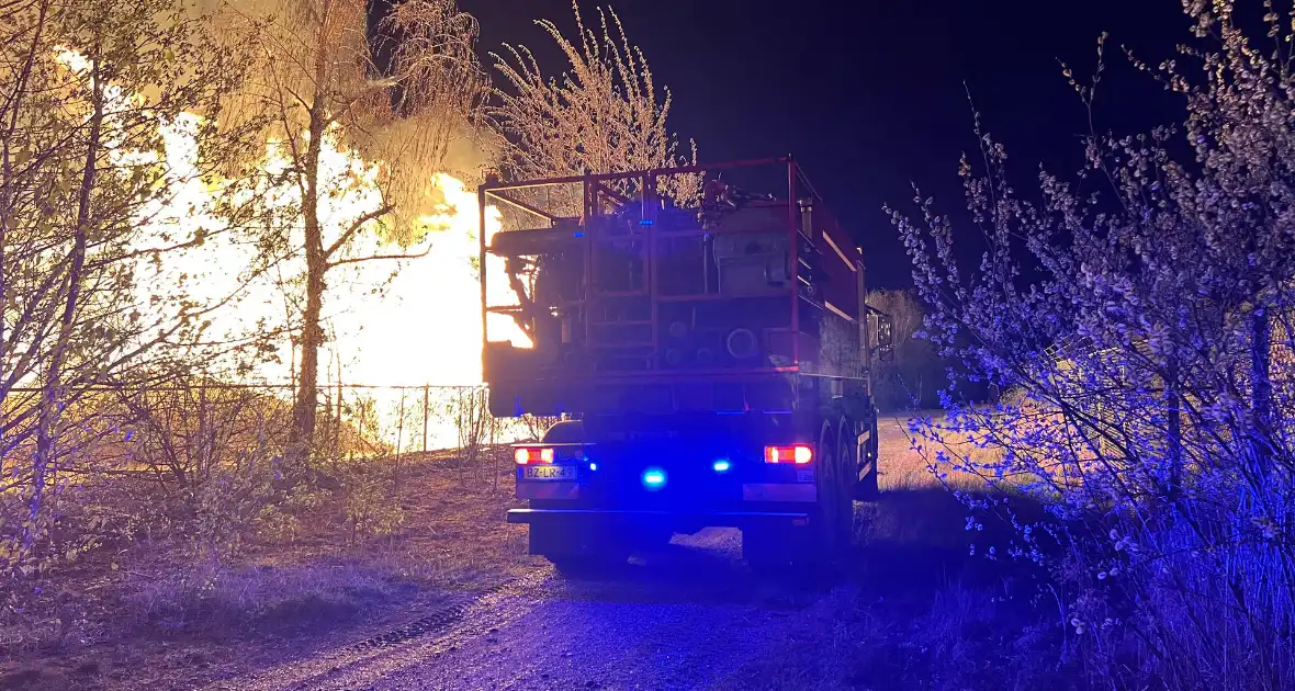 Enorme brand bij pallet opslag - Foto 2