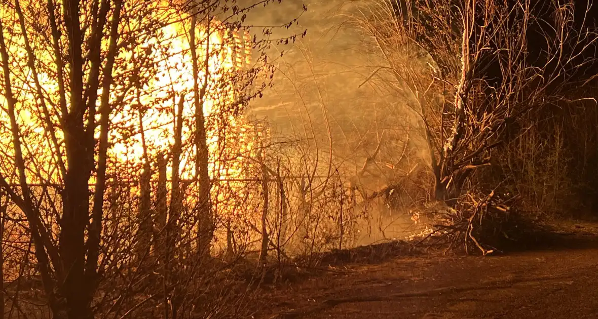 Enorme brand bij pallet opslag - Foto 4