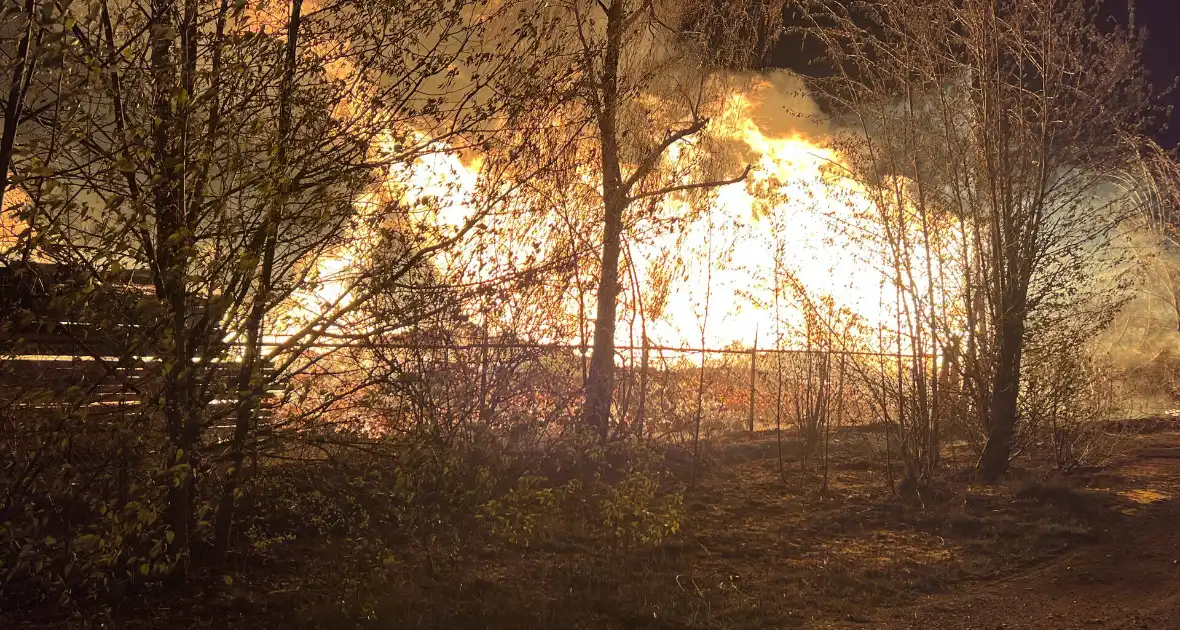 Enorme brand bij pallet opslag - Foto 6