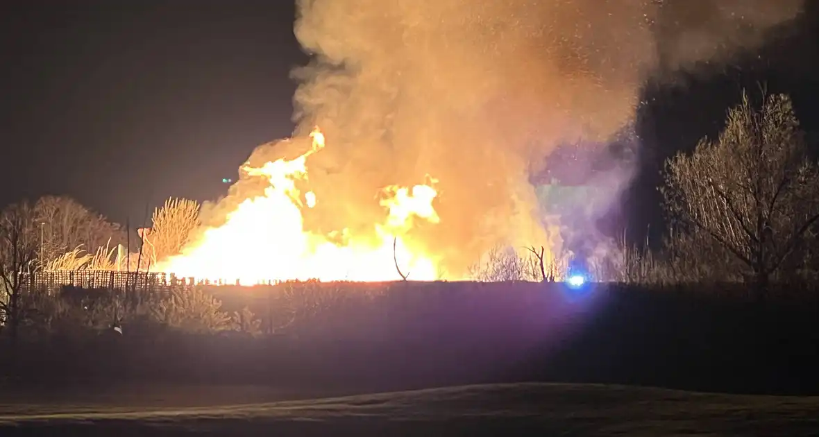 Enorme brand bij pallet opslag - Foto 8