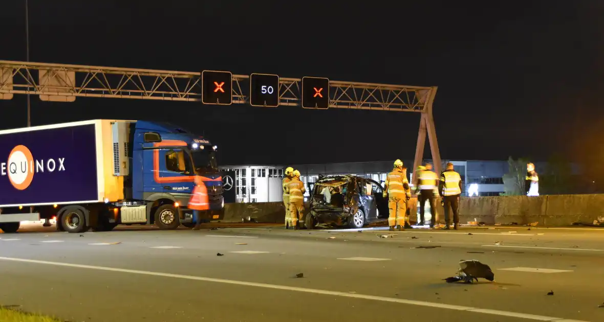 Hulpdiensten ingezet voor aanrijding tussen vrachtwagen en personenauto, snelweg afgesloten - Foto 6
