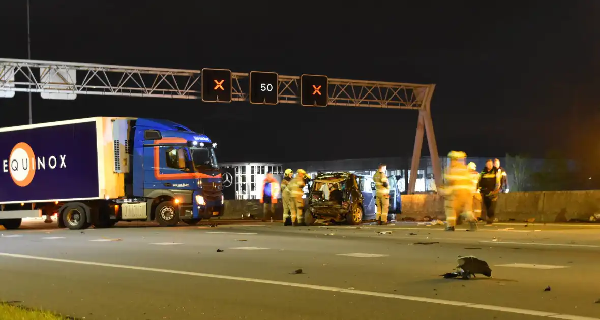 Hulpdiensten ingezet voor aanrijding tussen vrachtwagen en personenauto, snelweg afgesloten - Foto 7