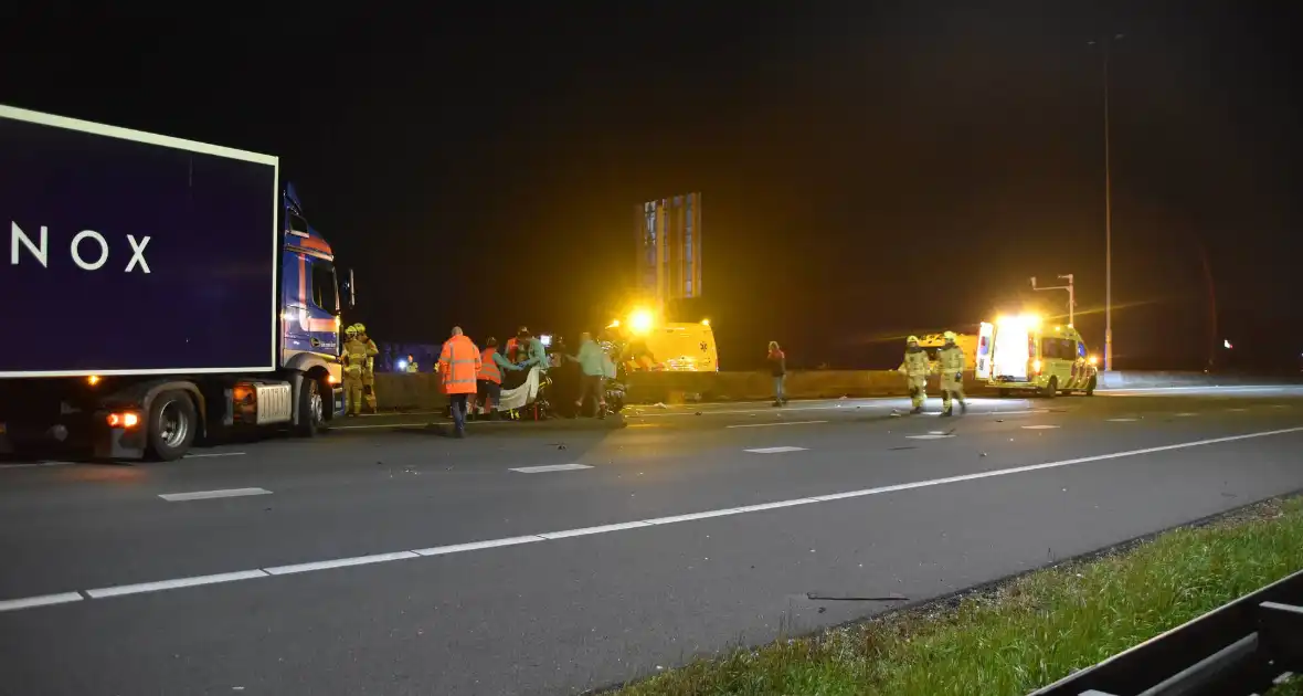 Hulpdiensten ingezet voor aanrijding tussen vrachtwagen en personenauto, snelweg afgesloten - Foto 9
