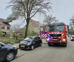 Dikke rookpluimen uit woning door brand