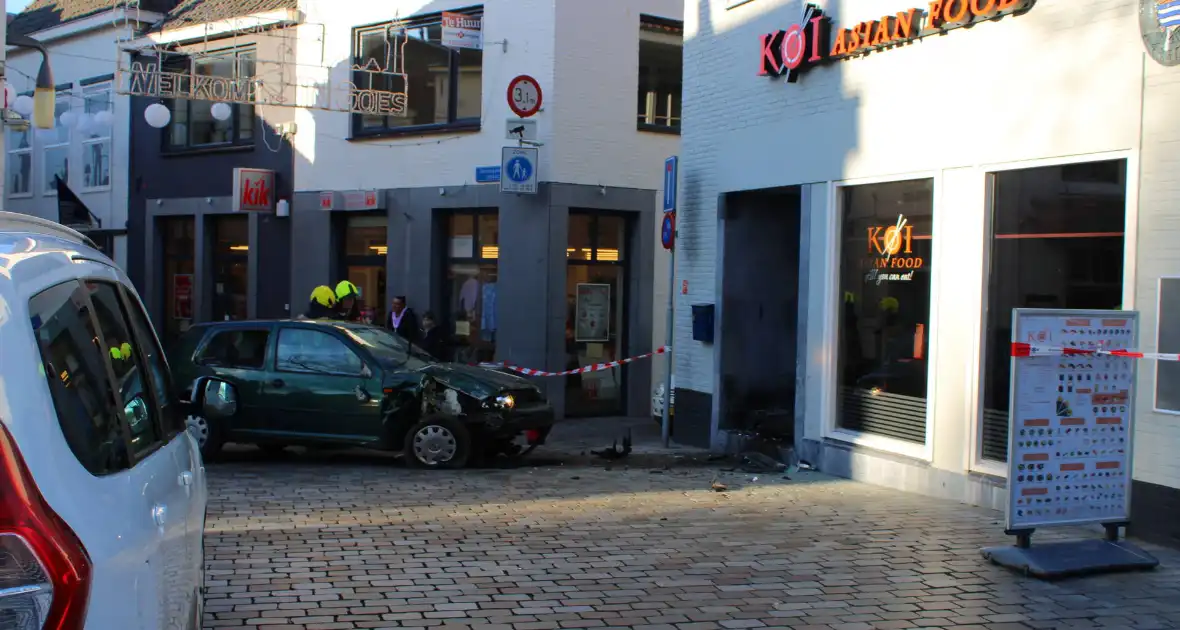 Auto ramt gevel Aziatisch restaurant