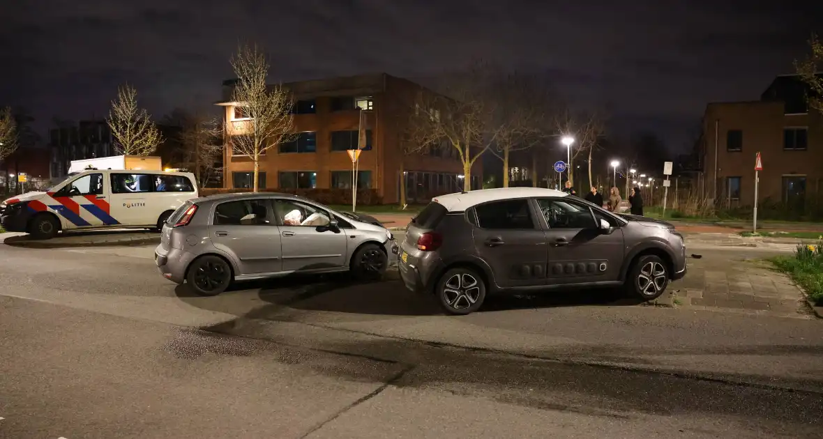 Twee voertuigen beschadigd bij frontale aanrijding