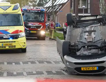 Brandweer bevrijdt automobilist uit auto