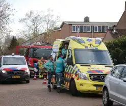 Brandweer en traumateam assisteren bij medische noodsituatie