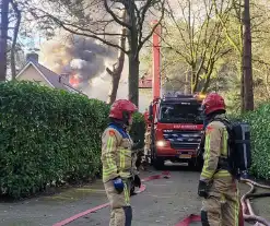 Brandweer blust uitslaande brand in vrijstaande woning