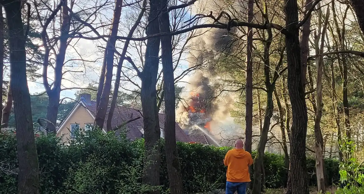 Brandweer blust uitslaande brand in vrijstaande woning - Foto 1