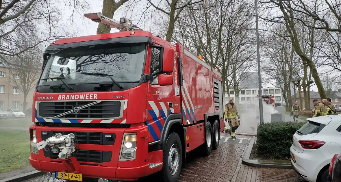 Flinke rookontwikkeling door brand in ondergrondse container - Foto 13