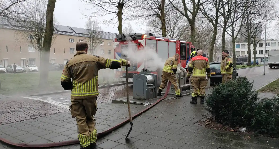 Flinke rookontwikkeling door brand in ondergrondse container - Foto 14