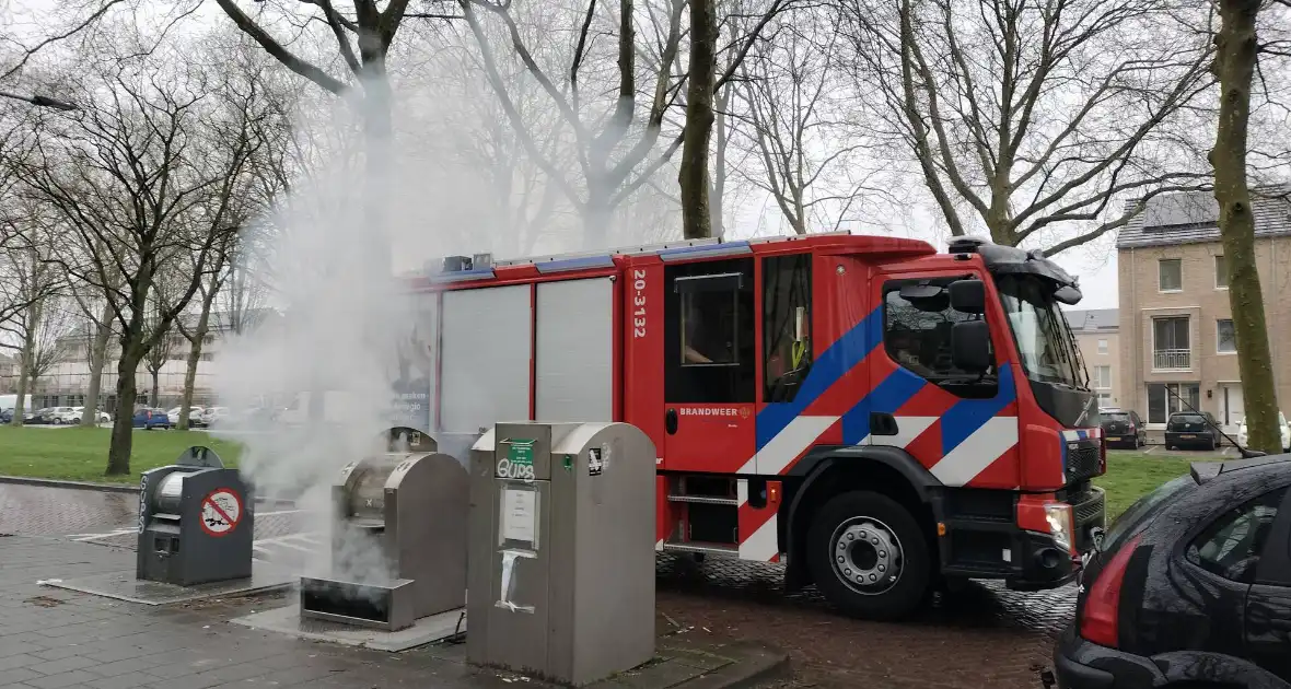 Flinke rookontwikkeling door brand in ondergrondse container - Foto 2