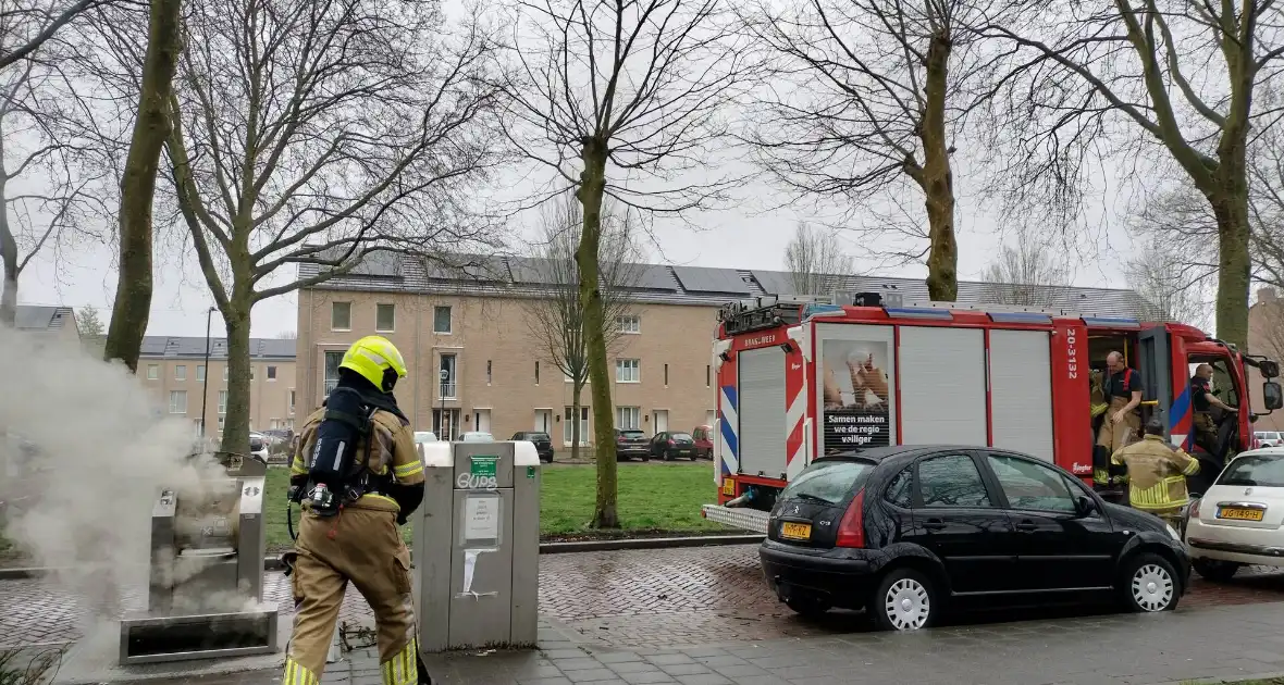 Flinke rookontwikkeling door brand in ondergrondse container - Foto 3