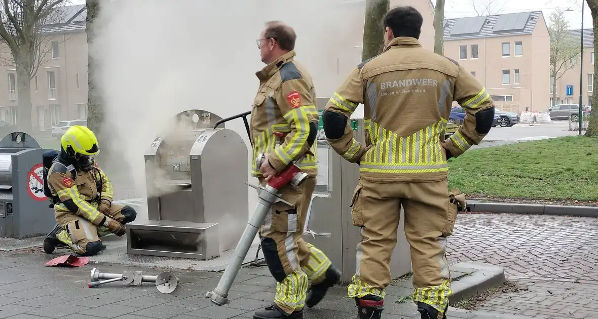 Flinke rookontwikkeling door brand in ondergrondse container - Foto 6