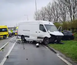 Veel schade bij botsing tussen bestelbus en personenwagen